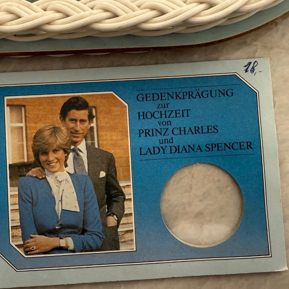 British Royal Family Memorabilia including Diana & Charles Wedding Tray - Picture 3 of 8